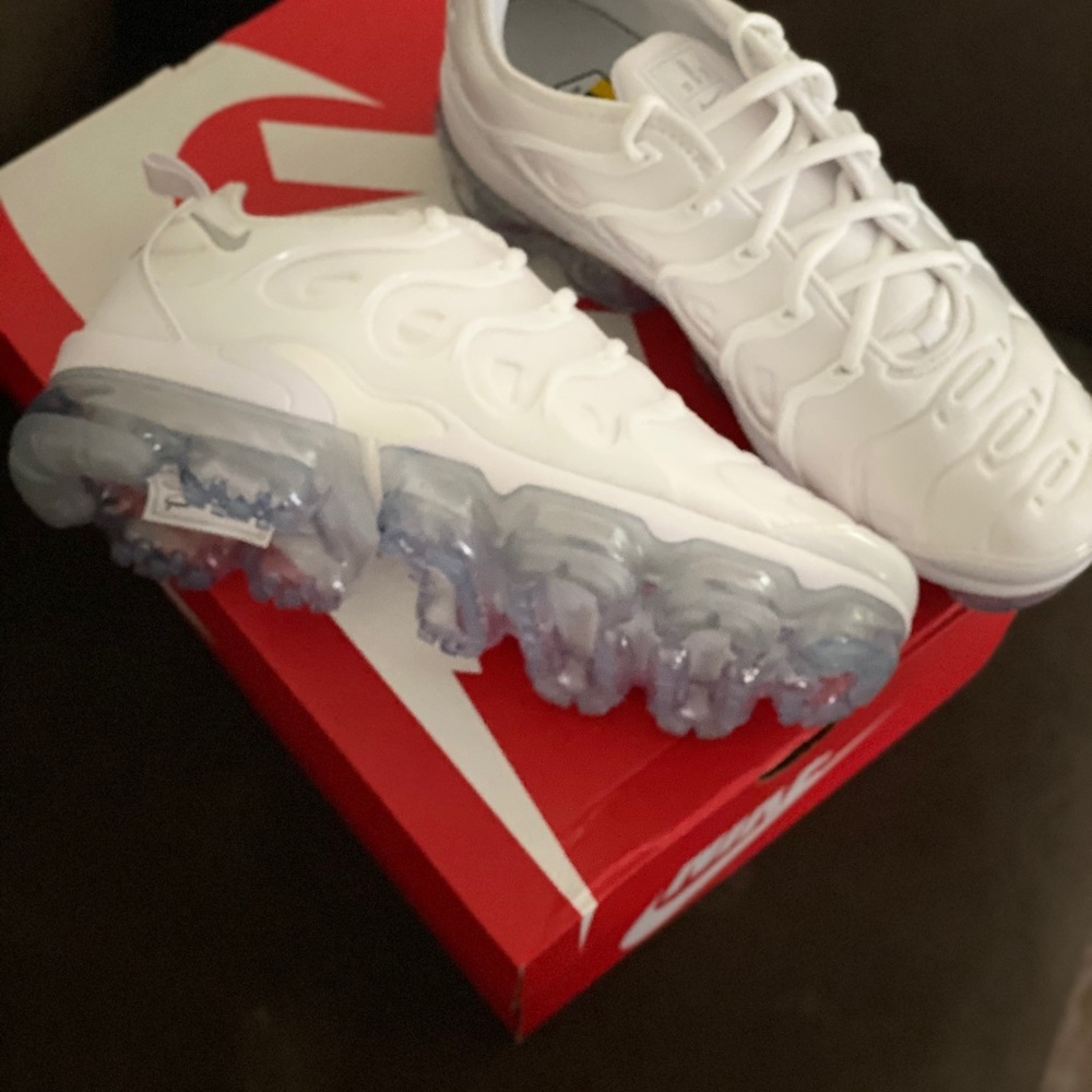 AIR VAPORMAX PLUS 8.5 (BRAND NEW NEVER WORN)